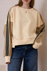 LIZAKOSHT - Contrast Round Neck Long Sleeve Sweatshirt