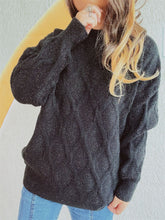 LIZAKOSHT - Diamond Round Neck Long Sleeve Sweater