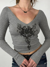 LIZAKOSHT - Gothic Graphic Prints Knit T-shirts Aesthetic Gray V- Neck Long Sleeve Tees Vintage Top Y2k Women's Clothes Autumn 2024