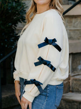 LIZAKOSHT - Contrast Bow Round Neck Long Sleeve Sweatshirt