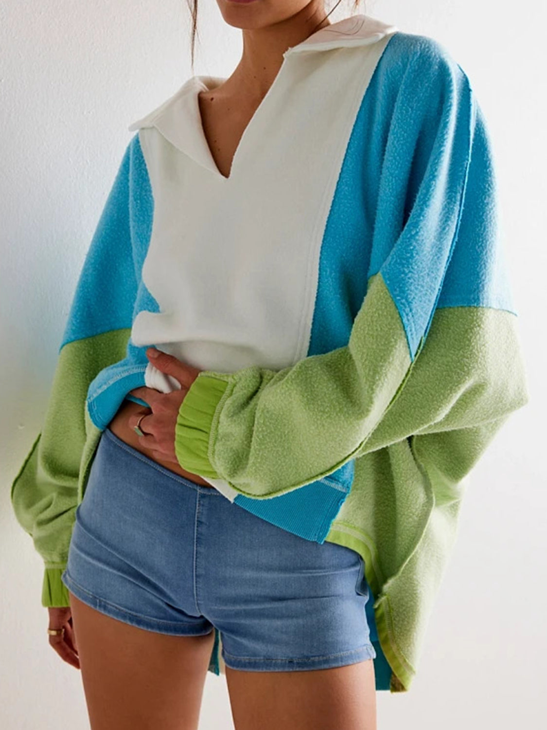 LIZAKOSHT  -  High-Low Exposed Seam Contrast Long Sleeve Sweatshirt