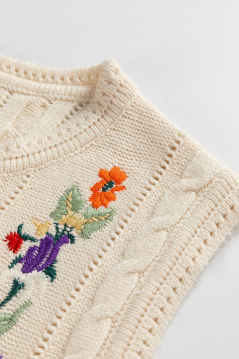 LIZAKOSHT  -  Embroidered Cable-Knit Round Neck Sweater Vest