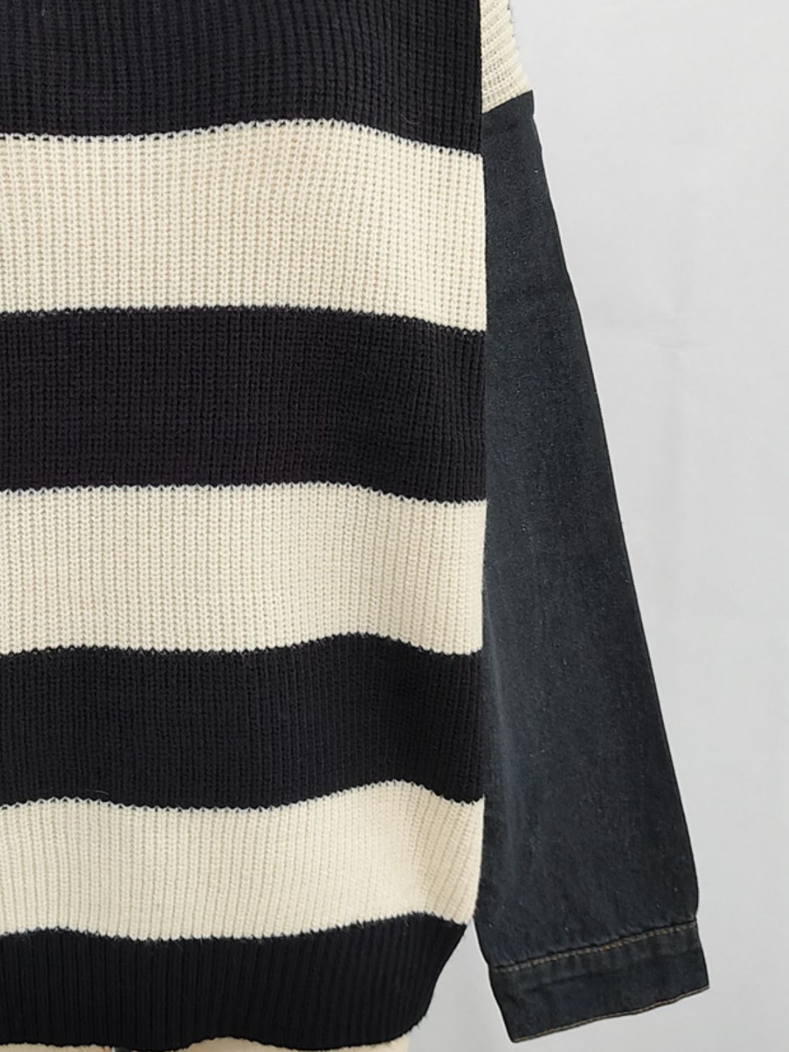 LIZAKOSHT  -  Contrast Round Neck Long Sleeve Sweater