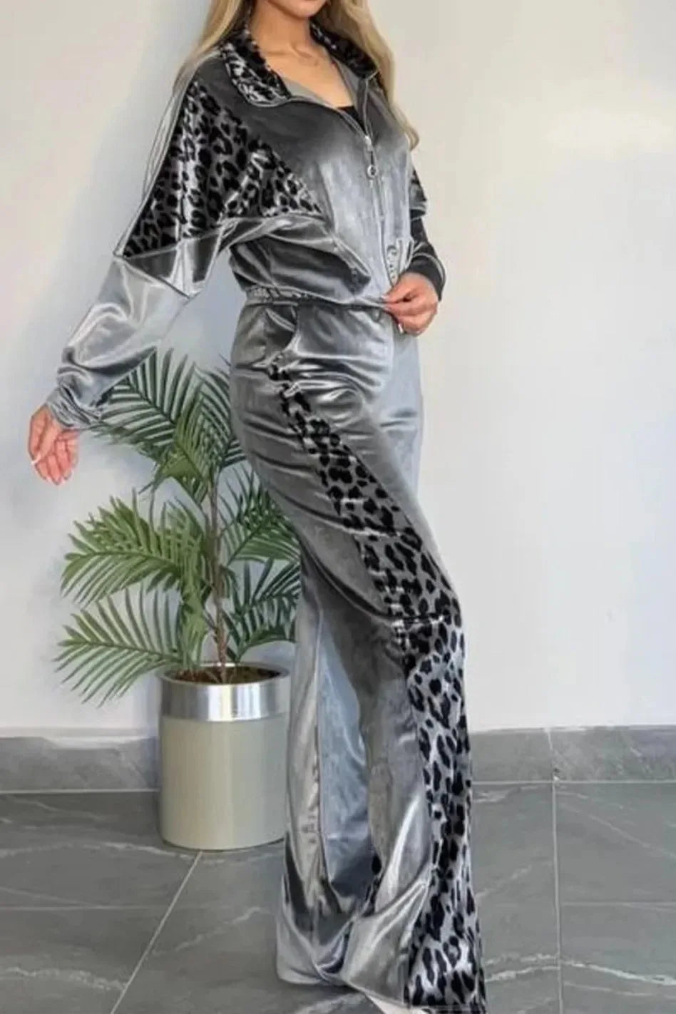 LIZAKOSHT  -  The Latest Hit in Is A New Leopard Print Contrasting Trousers Long-sleeved Loungewear Set