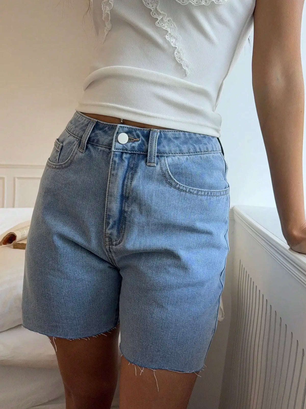 LIZAKOSHT  -  American-style retro high-waisted slimming 5-inch denim shorts with a fitted and versatile fringed design.