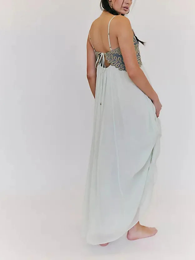 LIZAKOSHT  -  The Retro and Elegant Halter Dress for The Spring Exudes A Sense of Sophistication