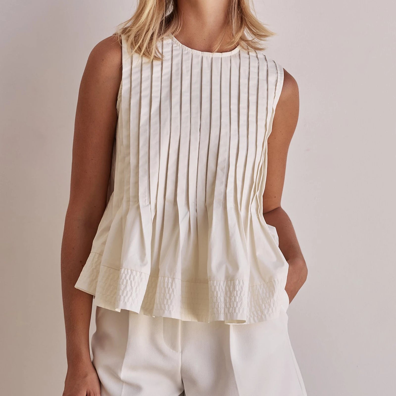 LIZAKOSHT  -  Women s Sleeveless Pleated Tank Top with Round Neck and Ruffled Hem - Solid Color Casual Summer Streetwear Shirt