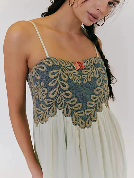LIZAKOSHT  -  The Retro and Elegant Halter Dress for The Spring Exudes A Sense of Sophistication