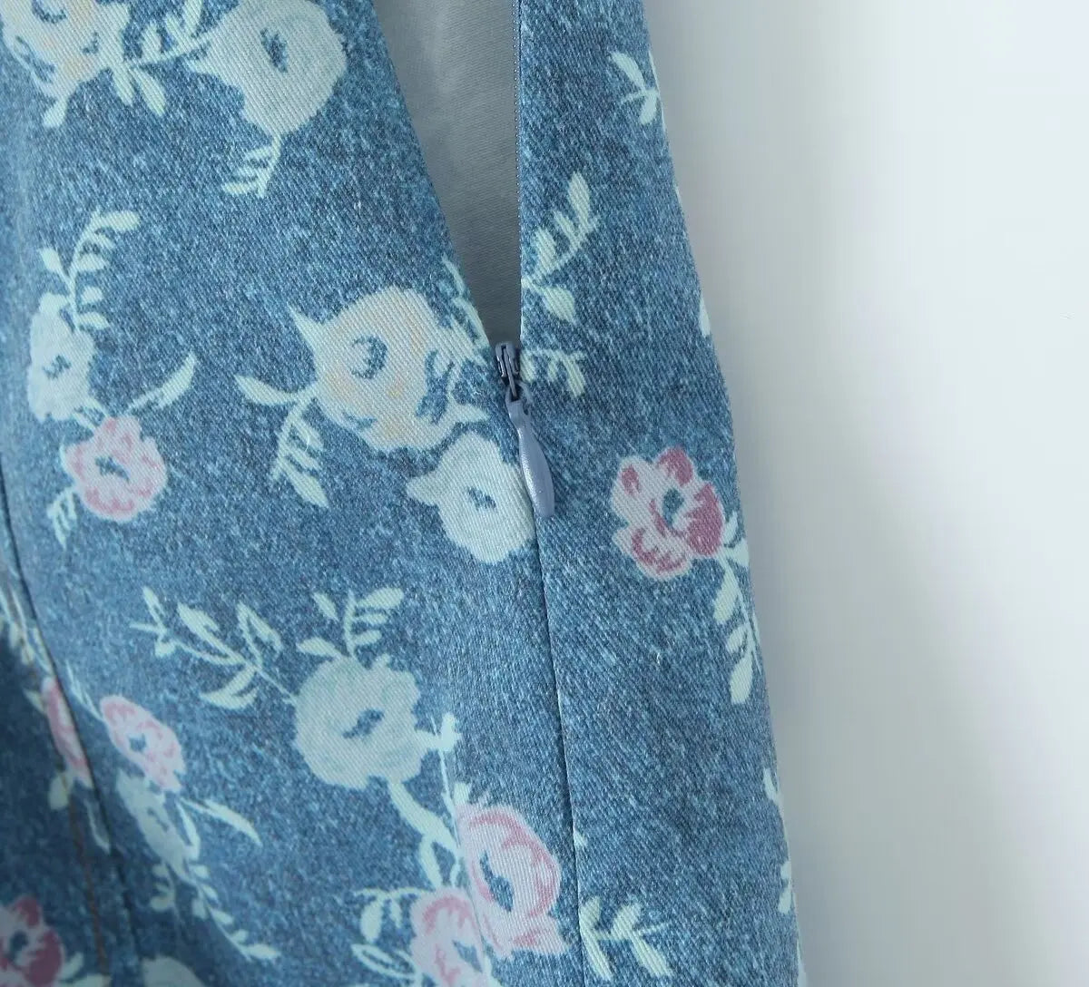LIZAKOSHT  -  Europe and America in The Summer of 2025, The New French Retro Temperament Printed Top+irregular Skirt Suit.