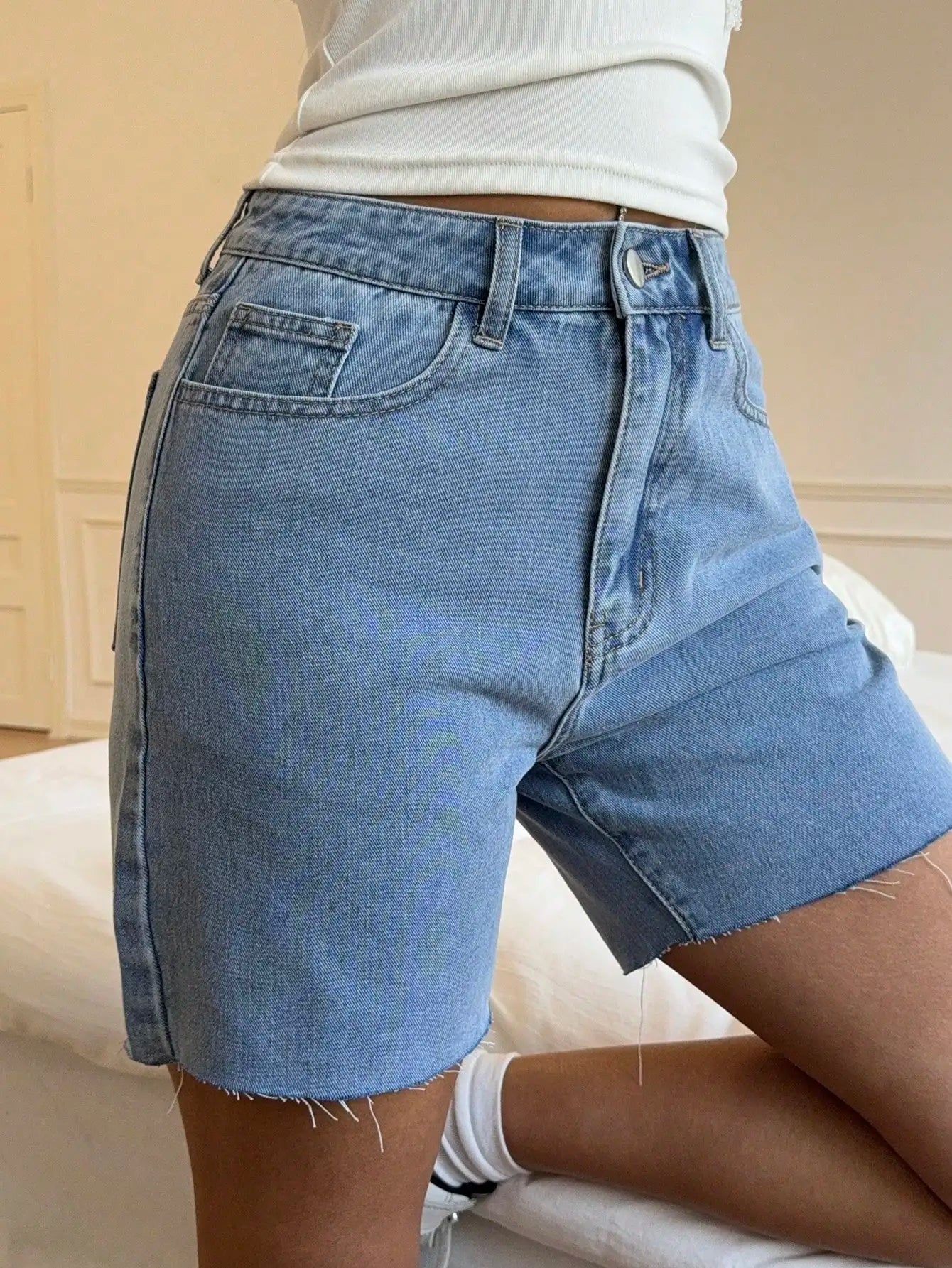 LIZAKOSHT  -  American-style retro high-waisted slimming 5-inch denim shorts with a fitted and versatile fringed design.