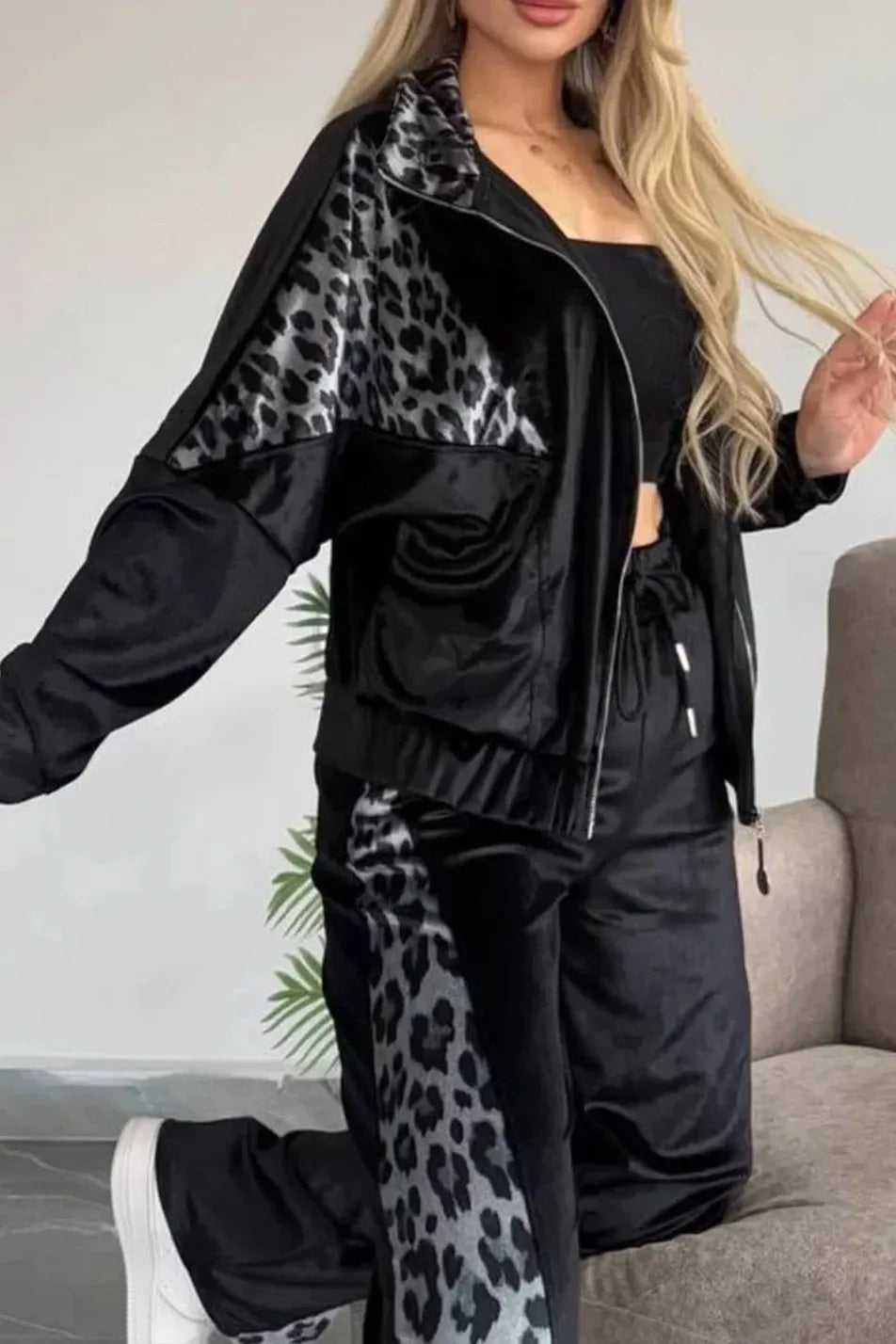 LIZAKOSHT  -  The Latest Hit in Is A New Leopard Print Contrasting Trousers Long-sleeved Loungewear Set
