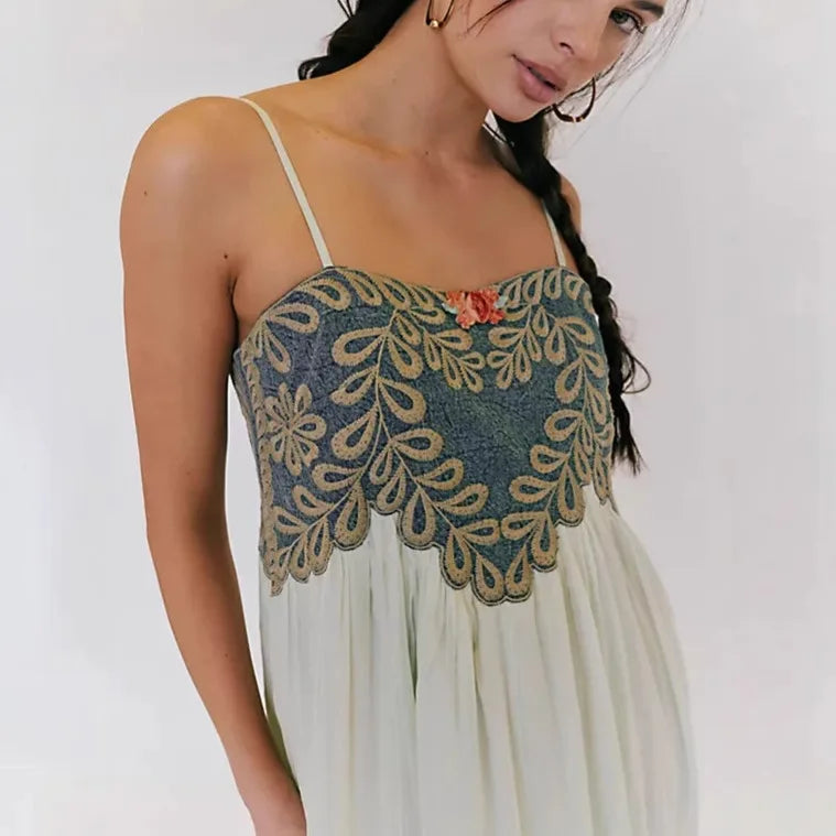 LIZAKOSHT  -  The Retro and Elegant Halter Dress for The Spring Exudes A Sense of Sophistication