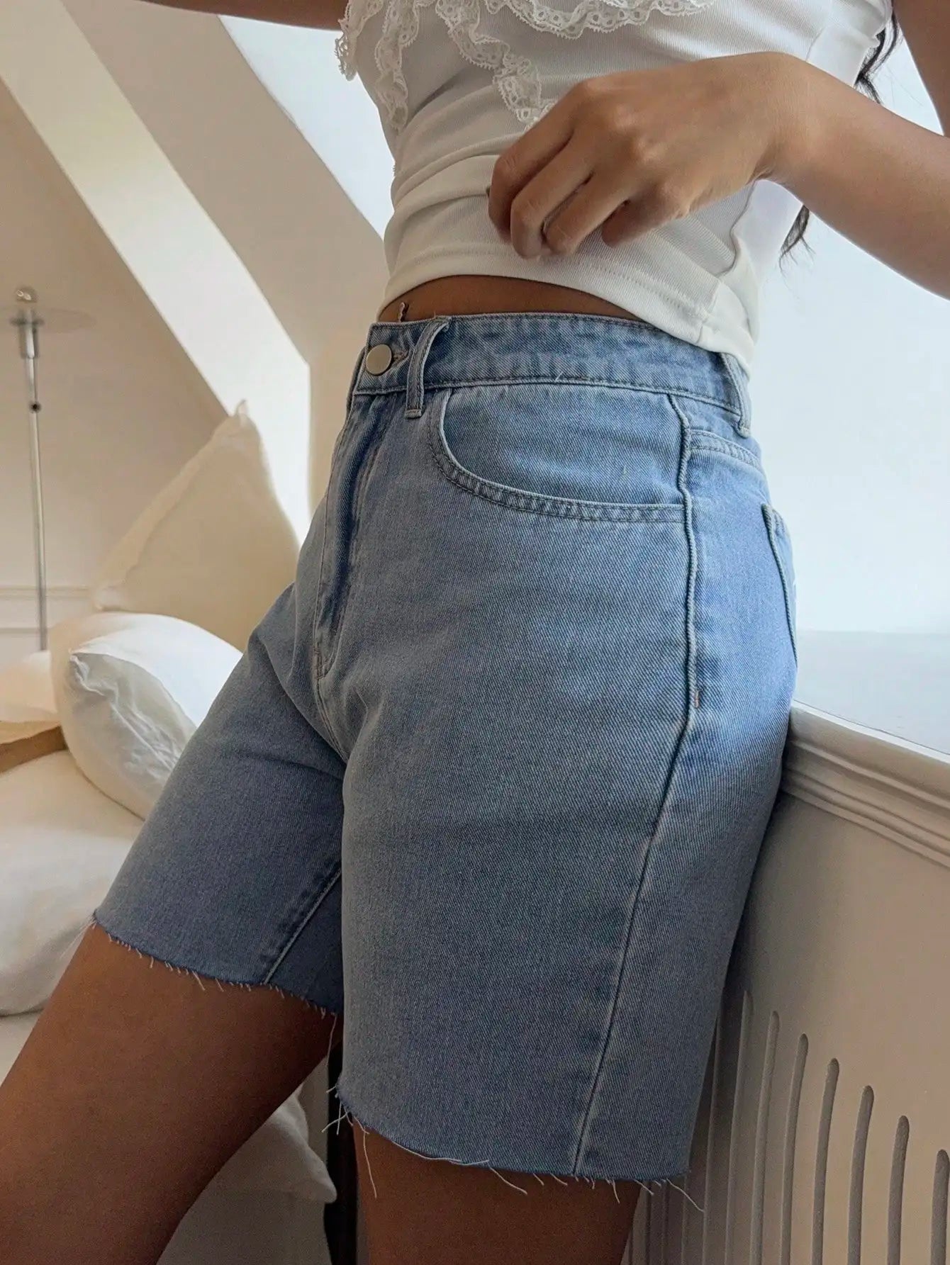 LIZAKOSHT  -  American-style retro high-waisted slimming 5-inch denim shorts with a fitted and versatile fringed design.