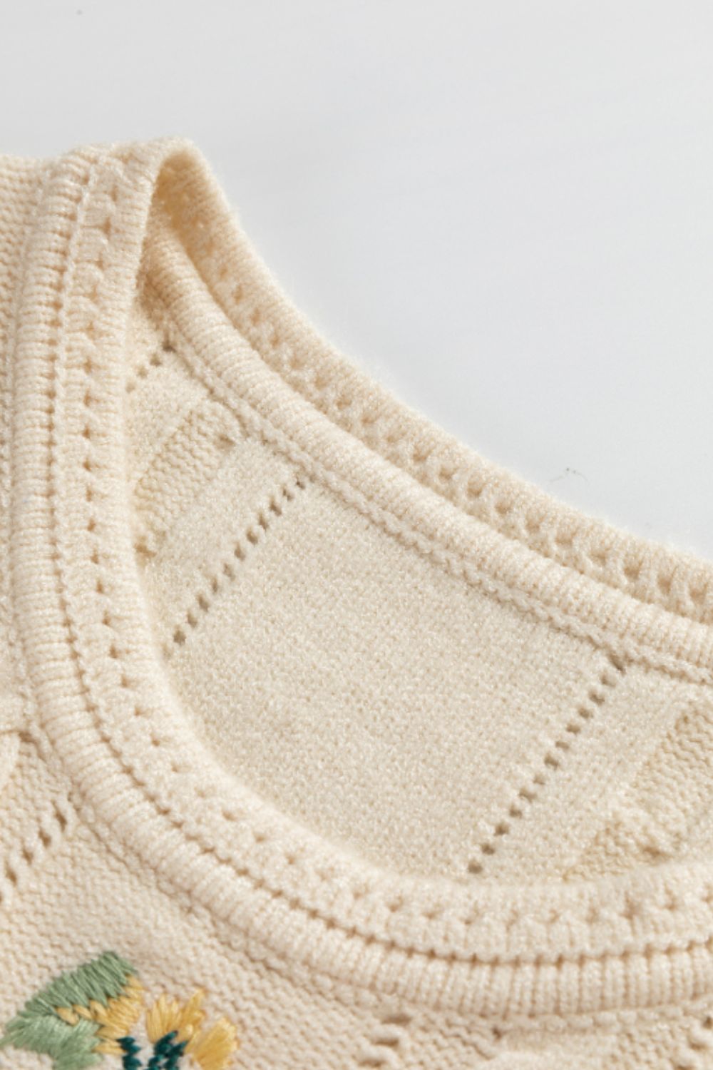 LIZAKOSHT  -  Embroidered Cable-Knit Round Neck Sweater Vest