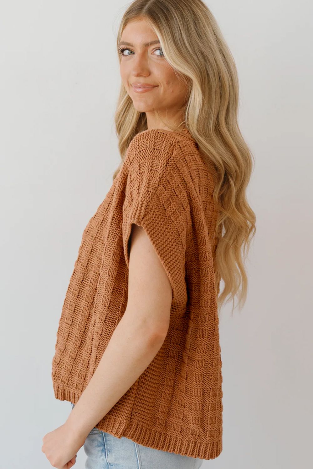 LIZAKOSHT  -  Round Neck Cap Sleeve Sweater Vest