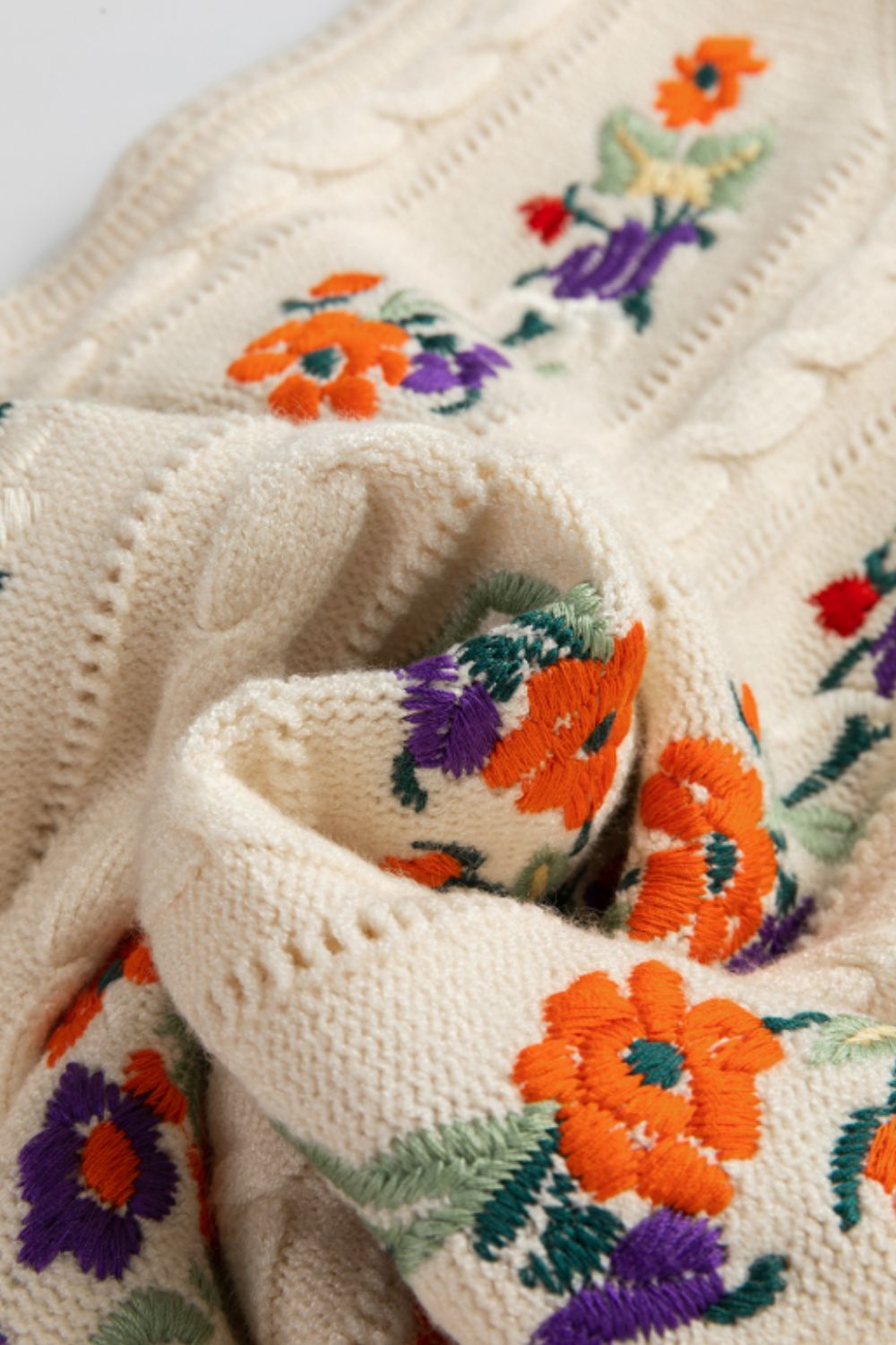 LIZAKOSHT  -  Embroidered Cable-Knit Round Neck Sweater Vest